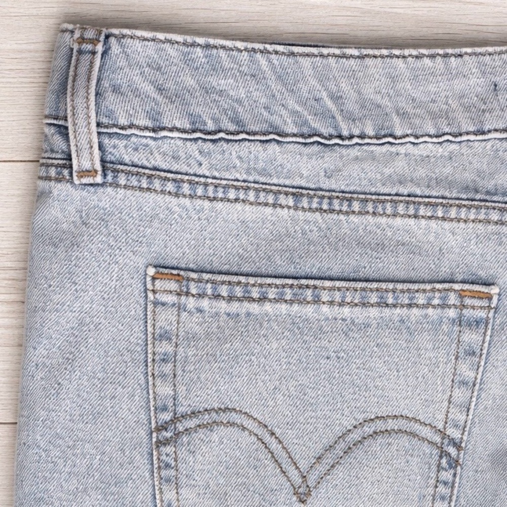 Levi's Light Blue Wash Low Rise Jeans - Size 31 - Picture 4 of 5